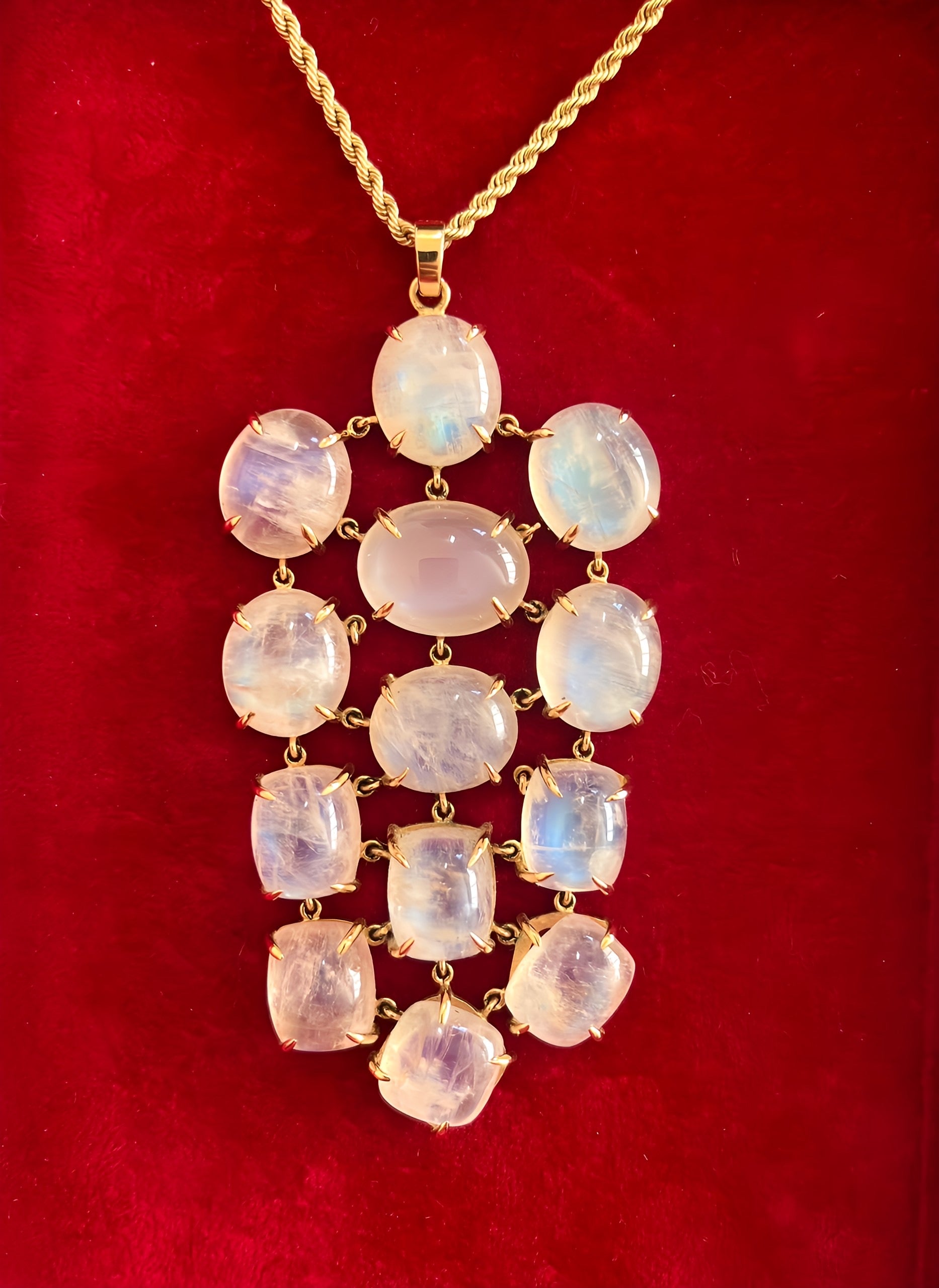 A Moonstone Cabochon pendant